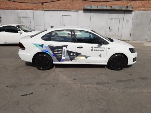 Реклама на автомобиль из голографической пленки