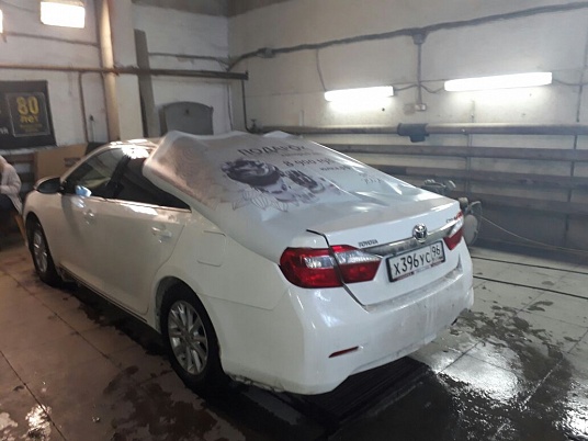 Полноцветная наклейка перфорированная на заднее стекло