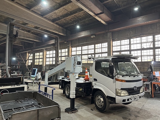 Автовышка с монтажником