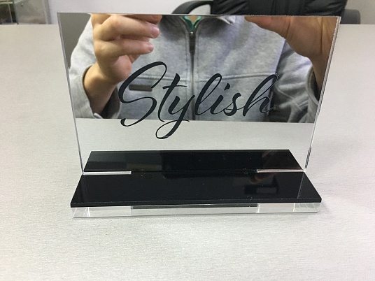 Изготовление настольных табличек из акрилового стекла