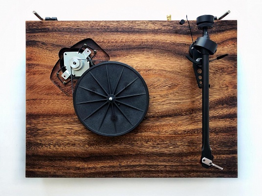 Проигрыватель виниловых пластинок