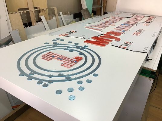 Вывеска световая. Первый музыкальный магазин