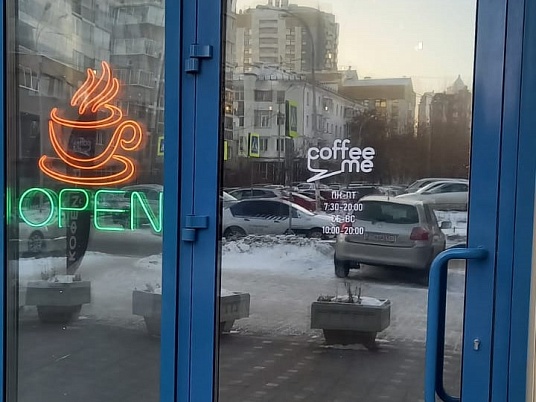 Оформление витрин магазина рекламными наклейками