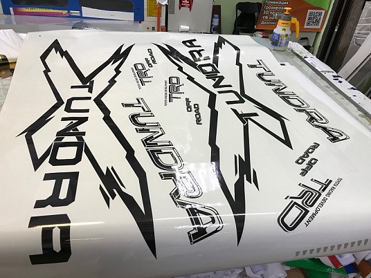 Плоттерные наклейки на авто