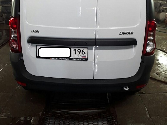 Реклама на автомобиле лада ларгус для СТОУН-СЕРВИС